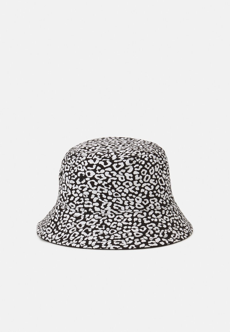 Zwart-wit panterprint emmerhoed van zacht materiaal, met een ronde kroon en een brede, naar beneden hellende rand.
