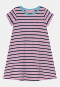 Sukienka t-shirt w pasy w kolorze różowym i granatowym, z okrągłym dekoltem wykończonym niebieską lamówką oraz kieszonką na piersi z małym logo.