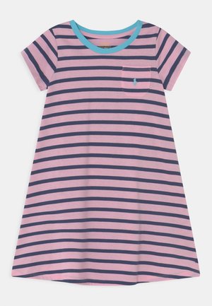 Sukienka t-shirt w pasy w kolorze różowym i granatowym, z okrągłym dekoltem wykończonym niebieską lamówką oraz kieszonką na piersi z małym logo.