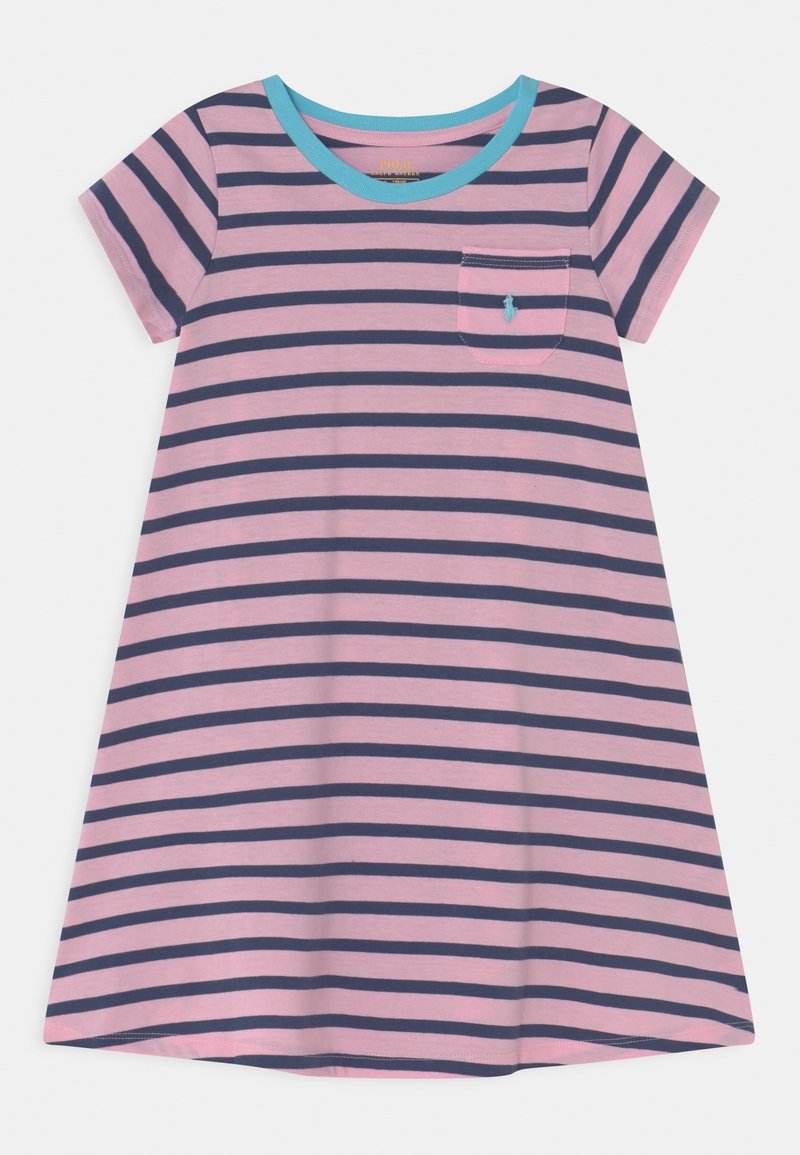 Sukienka t-shirt w pasy w kolorze różowym i granatowym, z okrągłym dekoltem wykończonym niebieską lamówką oraz kieszonką na piersi z małym logo.