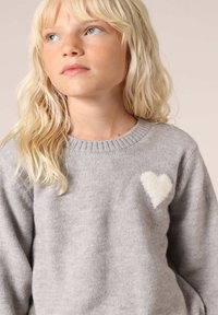 Grijze gebreide trui met een ronde halslijn, voorzien van een zacht, wit hartvormig detail op de linkerborst. Gestructureerde, iets losse pasvorm.