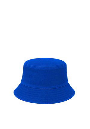 Sombrero tipo bucket azul brillante con detalles cosidos alrededor del ala y la copa sobre un fondo blanco.