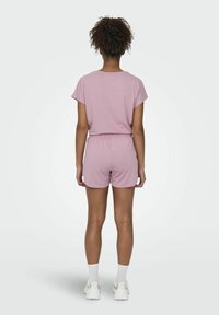 ONLY Play ONPMILA-2 LIFE LOOSE SHORTS - Pantalón corto de deporte - lilas