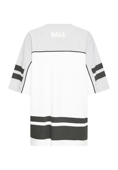 Šedé a biele tričko s krátkym rukávom, ktorý má výrazné tmavošedé pruhy a čierne akcenty na ramenách a dolnom leme.