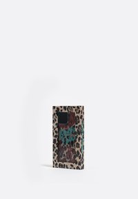 Diseño de funda de teléfono con estampado de leopardo y panel transparente, con texto en negrita en turquesa. Fabricada en material plástico duradero.