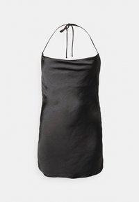 Vestido mini de cetim preto com uma textura suave, apresentando um design de gola alta e alças ajustáveis. Silhueta simples e elegante.