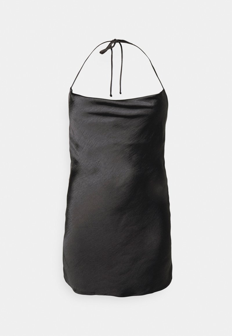 Vestido mini de cetim preto com uma textura suave, apresentando um design de gola alta e alças ajustáveis. Silhueta simples e elegante.