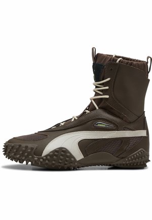 Bottes montantes marron en matériaux en cuir et textile, avec un accent blanc, semelle en caoutchouc à picots et un design à lacets à l'avant.