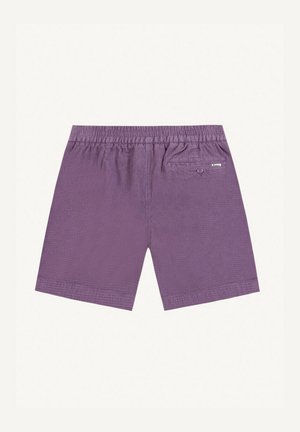Shorts en tissu violet texturé avec ceinture élastique et une poche arrière boutonnée sur fond uni.