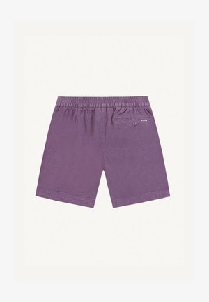 Shorts en tissu violet texturé avec ceinture élastique et une poche arrière boutonnée sur fond uni.