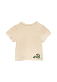 Korte mouwen, licht beige katoenen t-shirt met een groene vintage voertuig borduursel op de rechteronderkant. Gladde textuur.