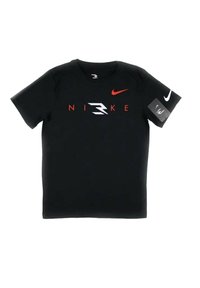 T-shirt nero a maniche corte realizzato in tessuto morbido, con testo e logo "NIKE" rossi e bianchi sul davanti, e ulteriore marchio sulla manica.