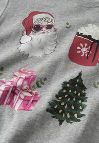 Szary sweter z kolorowymi nadrukami: Święty Mikołaj w okularach przeciwsłonecznych, różowe prezenty, choinka z złotymi ozdobami i czerwona filiżanka z piankami marshmallow.
