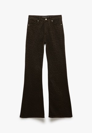 Braune ausgestellt geschnittene Jeans mit Leopardenmuster, ausgestattet mit einem Fünf-Taschen-Design, metallischen Beschlägen und einem Reißverschluss. Weicher Denimstoff.