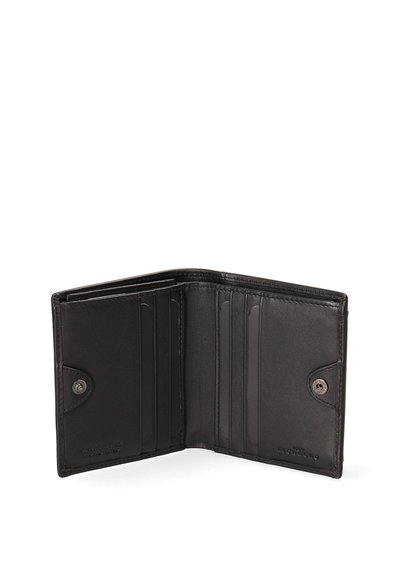 Portafoglio in pelle nera con un design semplice, dotato di numerose fessure per carte, chiusura a scatto e texture liscia sia all'interno che all'esterno.