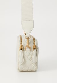 Witte leren tas met een geëmbosseerd bloemenpatroon, voorzien van gouden ritsen, een afneembare schouderband en een vierkante vorm.