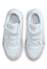 Sneakers bianchi Nike Air realizzati con materiali in rete e sintetici, dotati di lacci e cinghietta, impreziositi da una sottile outline rosa.