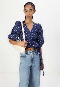 Good American GOOD WAIST PALAZZO - Platėjantys džinsai - indigo