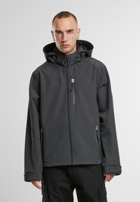 Fekete softshell dzseki kapucnival, cipzárokkal, oldalsó zsebekkel és sima, éles textúrával. Tartós kivitel, állítható elemekkel.