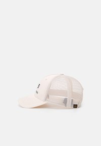 Rosa baseball cap med nettingbakside, buet bunn og svart logo på forsiden. Har ventilasjonsøyer og et lite merke på siden.