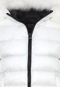 Giacca a vento bianca in piumino con design trapuntato, zip nera e cappuccio rifinito in pelliccia. Presenta una texture morbida e un'isolamento caldo.