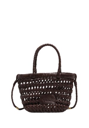 Ciemnobrązowa pleciona skórzana torba typu tote z dwoma plecionymi uchwytami i prostokątną skórzaną naszywką z przodu.