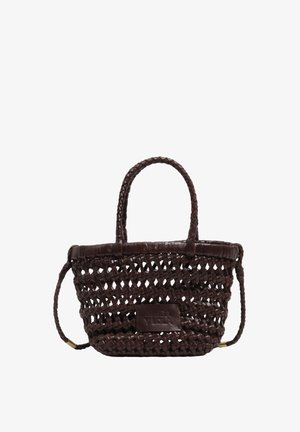 Bolso tote de cuero tejido color marrón oscuro con dos asas trenzadas y una parche rectangular de cuero en el frente.