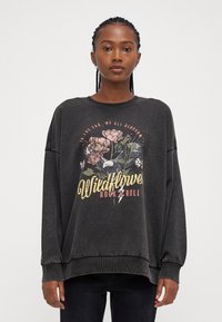 ONLY Petite ONLLUCINDA WILD O NECK - Športni pulover - black