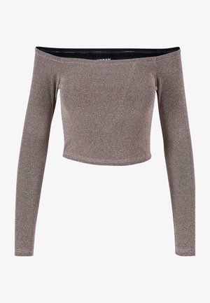 Olkaimesta avattava, pitkähihainen toppi kiiltävässä vaaleanruskeassa kankaassa, jossa on tiukka, lyhyempi malli, sileä pinta ja minimaaliset saumat.