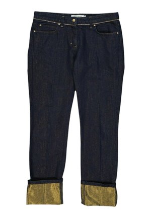 Ciemnoniebieskie jeansy z denimu z podwiniętymi mankietami odsłaniającymi błyszczącą złotą podszewkę, guzikiem z przodu i widocznymi kieszeniami na białym tle.