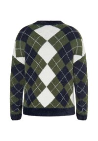 Sweter w wzór argyle w kolorze zielonym, granatowym i białym, z miękką, puszystą fakturą oraz ribbowym wykończeniem. Posiada długie rękawy i okrągły dekolt.