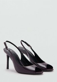 Slingback podpätky s otvorenou špičkou v lesklom tmavofialovom lakovom koži, s ihlovým podpätkom a nastaviteľným remienkom pre pohodlné a bezpečné nosenie.