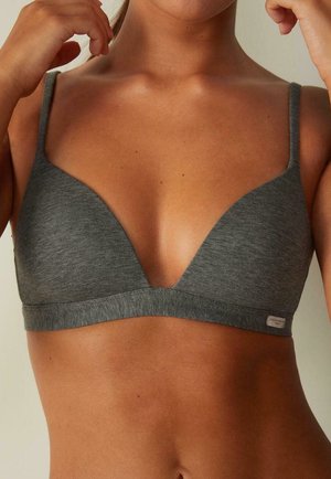 Grijze katoenen triangle bralette met dunne banden, een diepe V-hals en een klein logotag aan de onderband. Zachte, gladde textuur.