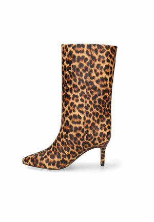 Middenkuit laars met spits toelopende neus en hak van 3 inch, met een bruin-zwart luipaardprint patroon.