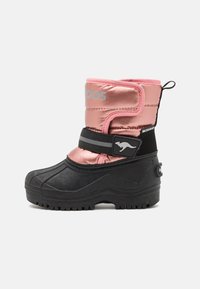 Wasserdichte Winterstiefel mit einer schwarzen Gummibasis, einem oberen Teil aus pinkem Satin, einem Klettverschluss mit grauen Akzenten und einer strukturierten Sohle.