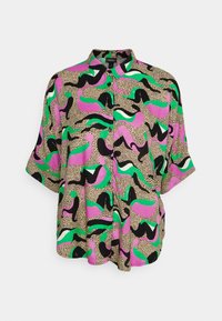 Camicia colorata a maniche corte con forme astratte in rosa, verde, nero e beige, con chiusura a bottoni e una vestibilità rilassata.