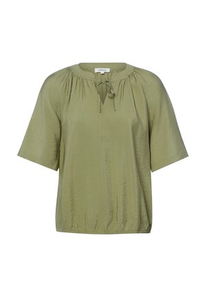 Lekka oliwkowo-zielona bluzka z krótkim rękawem, z marszczonym dekoltem i wiązaniem przy rozcięciu, luźnym krojem i lekko pofałdowaną fakturą materiału.