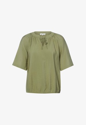 Licht olijfgroene blouse met korte mouwen, een gathered halslijn en strikdetail met oogje, losse pasvorm en licht gekreukelde stofstructuur.