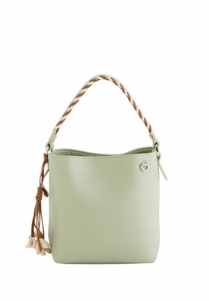 Sac à main en cuir vert clair avec poignée tressée beige et marron et pampille en cuir marron avec accents floraux roses sur le côté.