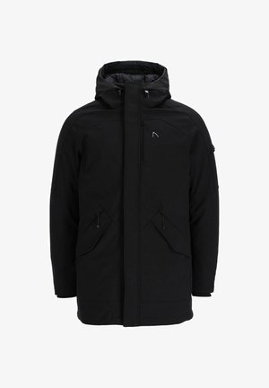 Giacca isolante nera con colletto alto, chiusura con zip, due tasche diagonali frontali e un piccolo logo sul lato sinistro del petto.