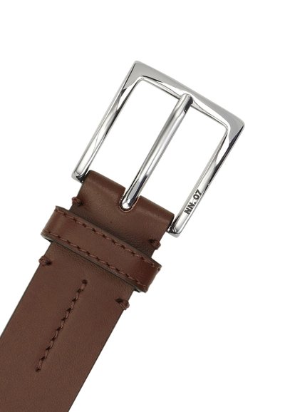 Ceinture en cuir marron avec des coutures visibles et une boucle rectangulaire argentée brillante gravée de "NM-07" sur le cadre.