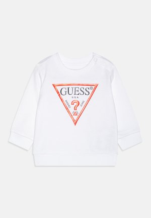 Sudadera blanca de manga larga con un logotipo triangular en rojo y negro de "GUESS" impreso en el centro. Fabricada en suave algodón, con cuello redondo y detalle de botón.