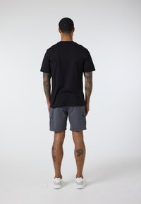 CLOSURE London - T-shirt z nadrukiem