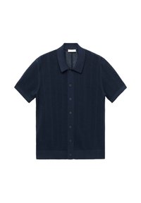 Camisa de punto de manga corta azul marino con botones en la parte delantera, cuello puntiagudo y un patrón de rayas verticales texturizadas.