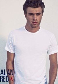 Witte katoen t-shirt met korte mouwen, ronde halslijn en een gladde textuur. Geplaatst tegen een lichte achtergrond. Merklogo zichtbaar.