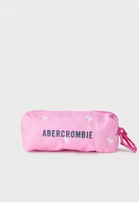 Ορθογώνιο ροζ υφασμάτινο πουγκί με φερμουάρ και κλιπ, τυπωμένο με μικρά λευκά ελάφια και τη λέξη "ABERCROMBIE" σε έντονα μαύρα γράμματα.