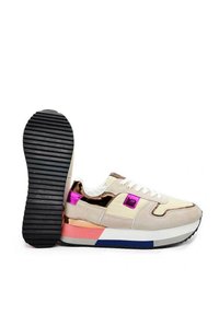 Sneaker beige con un mix di materiali, inclusi scamosciato e dettagli metallici. Presentano una suola spessa e a strisce nera con bordature colorate.