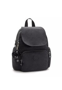 Zaino in nylon nero con chiusura a patta, tasca frontale e cerniere laterali. Presenta un charm di un gorilla peloso attaccato.