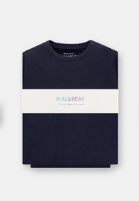 Námořnická modrá bavlněná tričko s kulatým výstřihem, se bílým vodorovným pruhem s textem "PULL&BEAR" a "Dva je lepší než jeden."