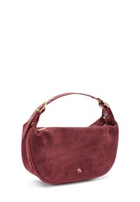 Borsa in suede bordeaux con forma arrotondata, hardware color oro e una tracolla corta. Presenta una chiusura con cerniera e un dettaglio con logo impresso.